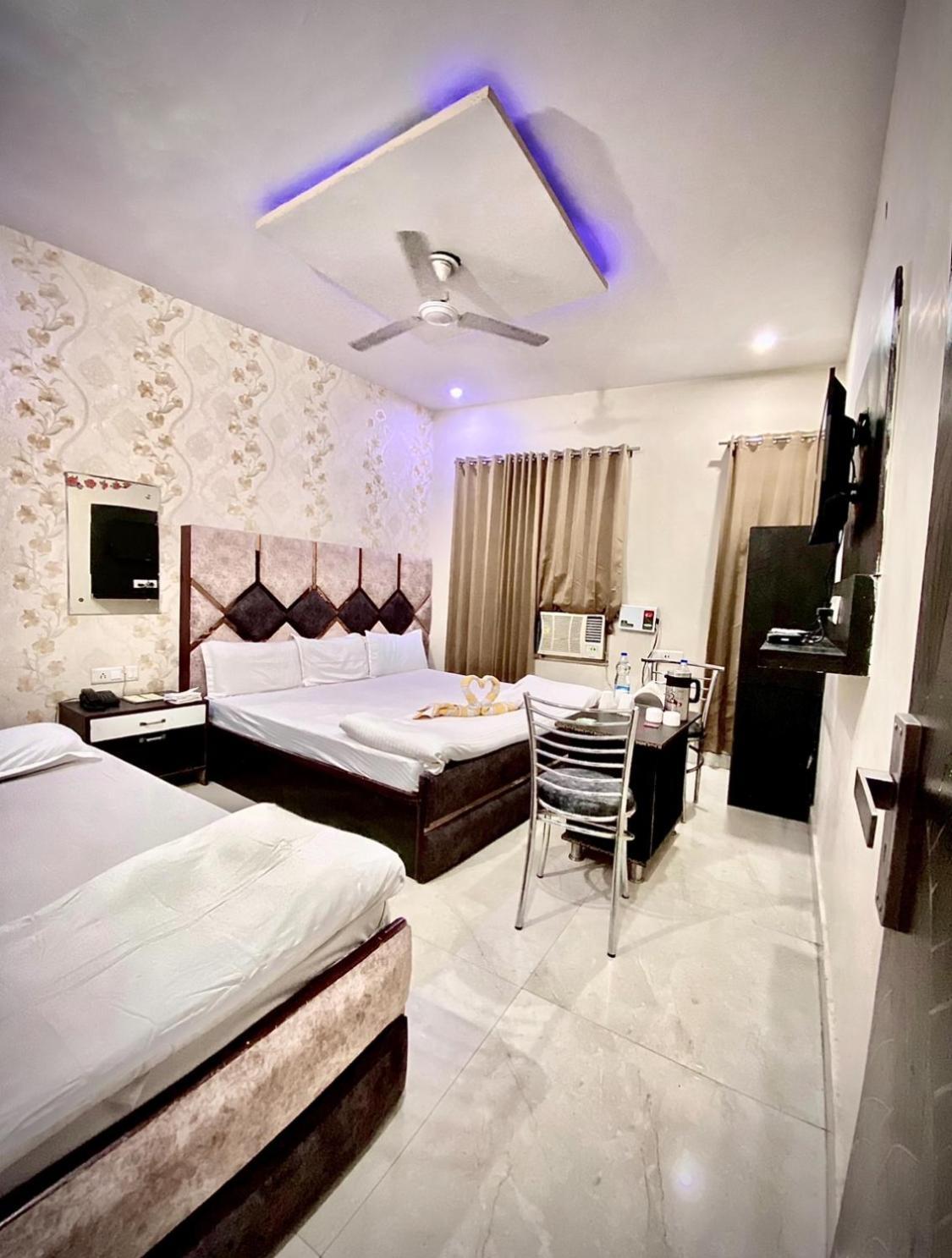 Swaran Hotel Амритсар Экстерьер фото